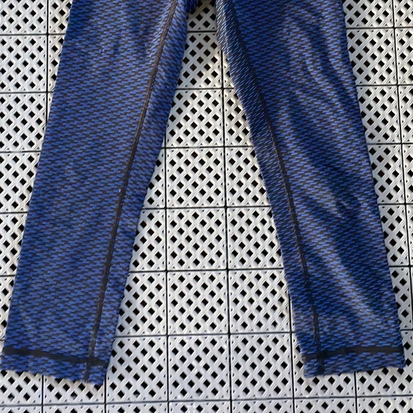 Lululuemon mid calf leggings 4 - Picture 3 of 3